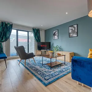 Blue Puffin Stays: Stylish 2-bed In Ocean Village Southampton